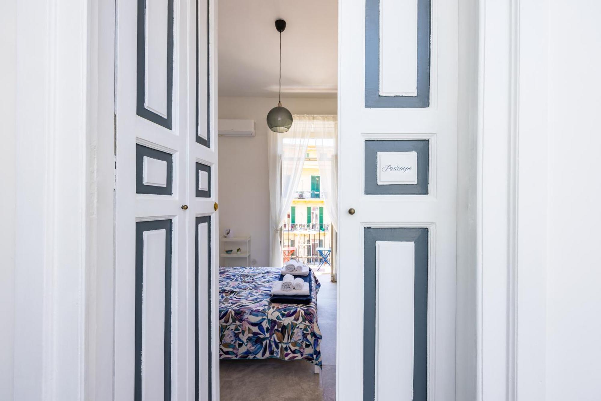 Apartment Holme Relais Santa Lucia By Napoliapartments